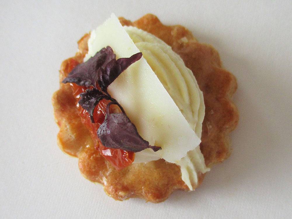 Sablé salé au fromage et tomate confite