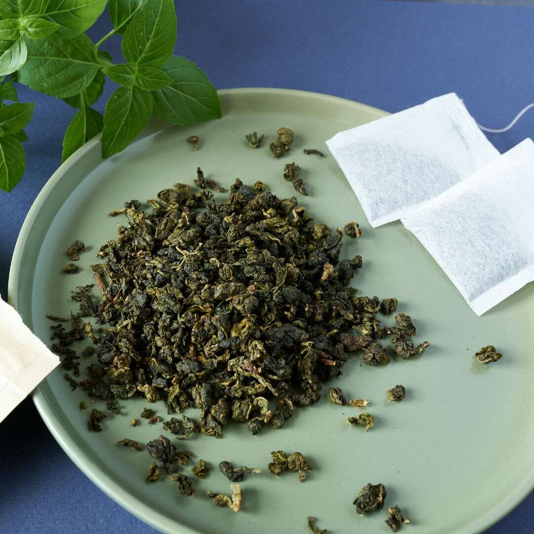 Table_de_cana_green_tea_leaves_and_tea_bag